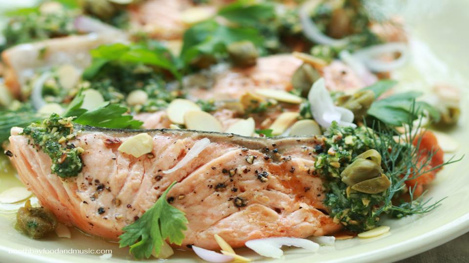 ปลาแซลมอนพาร์สลีย์ กระเทียมซอสรสหวานเคลือบปลาแซลมอนด้านข้างก่อนนำเข้าเตาอบเพื่อให้ได้ผลลัพธ์ที่ชุ่มฉ่ำและอร่อย