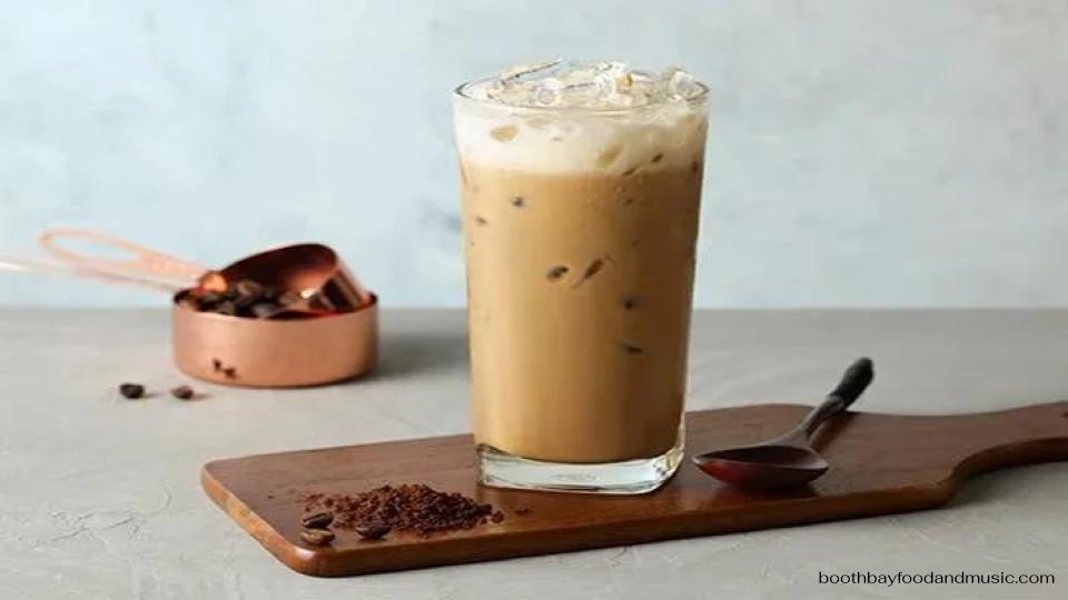 วิธีทำกาแฟเย็น ไม่ต้องสงสัยเลยว่าการซื้อกาแฟจากร้านกาแฟหรือไดรฟ์ทรูอาจมีค่าใช้จ่ายสูง ขึ้นอยู่กับขนาดของเครื่องดื่มและแหล่งซื้อกาแฟ